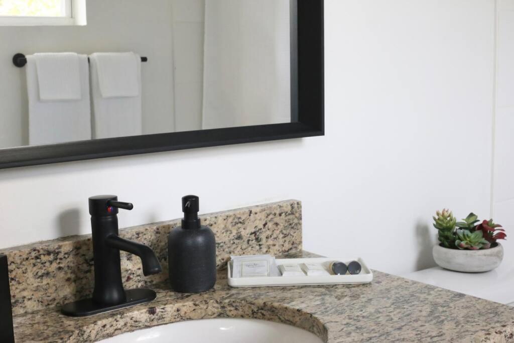 Sanctuary Gainesville Bright 2 Bedroom King Condo Buitenkant foto