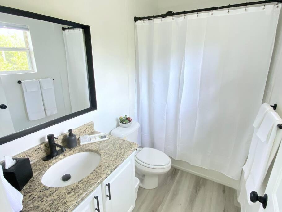Sanctuary Gainesville Bright 2 Bedroom King Condo Buitenkant foto